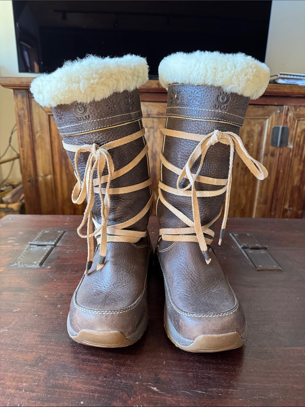 Ulu Brown Winter Lace-Up Boots with Cream Faux-Fur Lining and Cuff